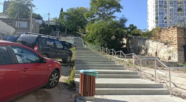 Недостроенную улицу-лестницу в центре Севастополя перегородили шлагбаумом 