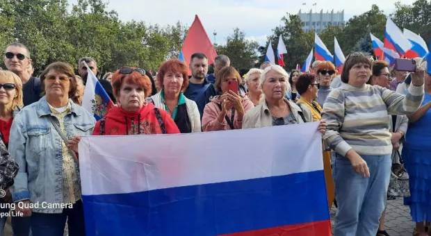  Огромное количество севастопольцев пришло на площадь Нахимова поддержать референдум на Юго-Востоке 
