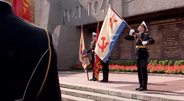 Севастопольскому Дому офицеров флота передали легендарные знамена ЧФ