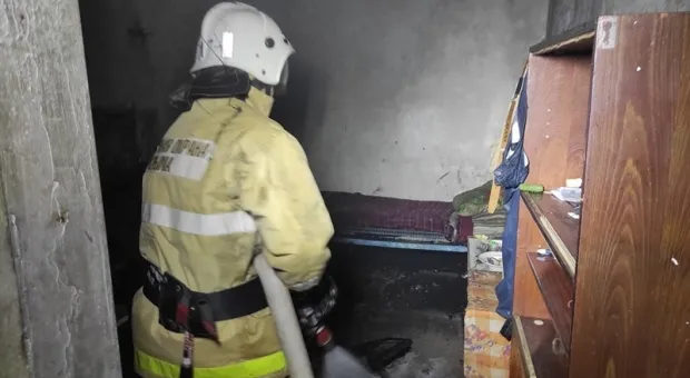 На северо-западе Крыма пожарные вытащили человека из горящего дома