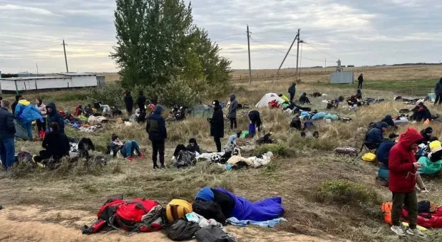Застрявшие на границе уклонисты голодают, ночуют в поле и греются у костров