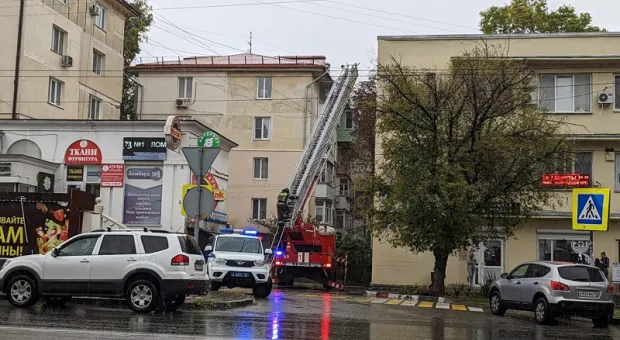 В Севастополе предположительно молнией выбило стекла из офисного здания