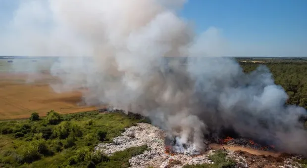 Столб дыма от горящего мусора в Севастополе приняли за взрыв