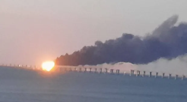 Загорелся Крымский мост