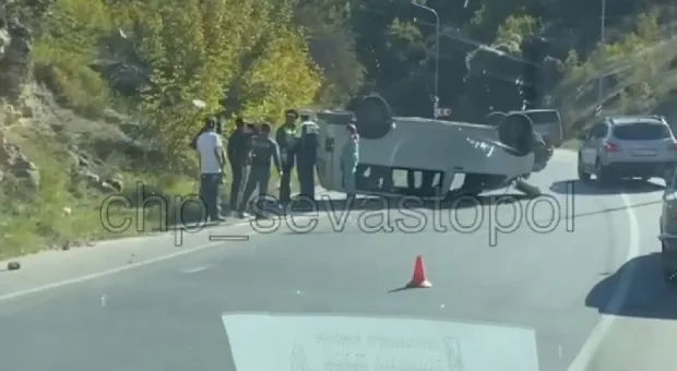 Микроавтобус перевернулся на Лабораторном шоссе Севастополя