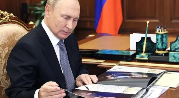 «Красавицы»: Путину подарили альбом с фотографиями жён героев СВО