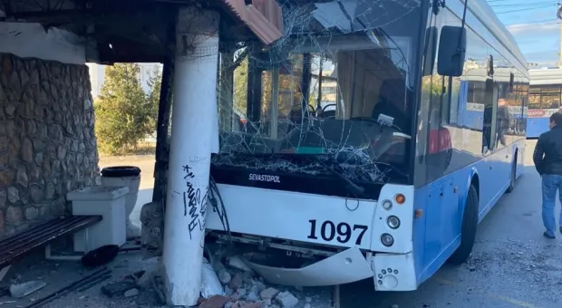 В Севастополе троллейбус разрушил остановку 