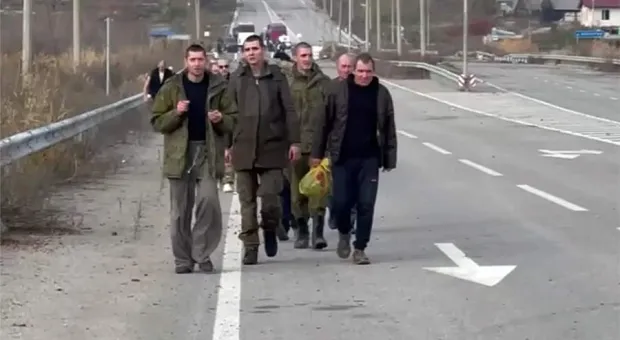 Министерство обороны России показало возвращение домой 107 пленных военных