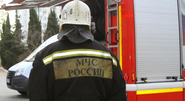 В Севастополе спасатели тушат пожар в многоквартирном доме 