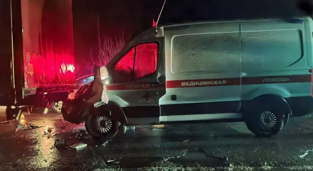Машина «скорой помощи» врезалась в фуру с прицепом на границе с Крымом