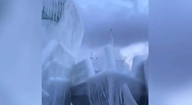 Ледяной апокалипсис: после шторма корабли напрочь сковало льдом