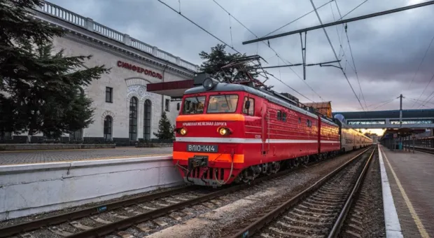 С двойной нагрузкой: главный вокзал Крыма вступил в восьмой десяток