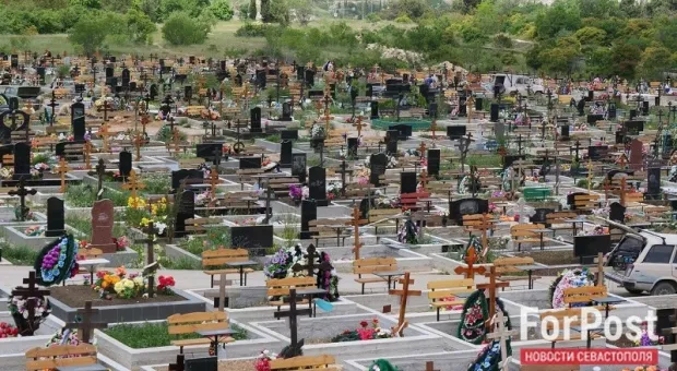 На кладбище Севастополя рыщет нервный мужчина с ножом