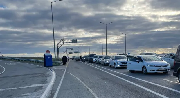 Семь часов на очередь: Крымский мост сковали километровые пробки