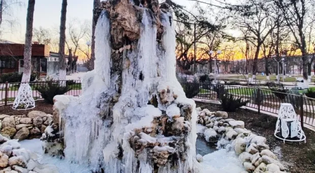 В Старом Крыму морозы превратили работающий фонтан в памятник Снежной королеве 