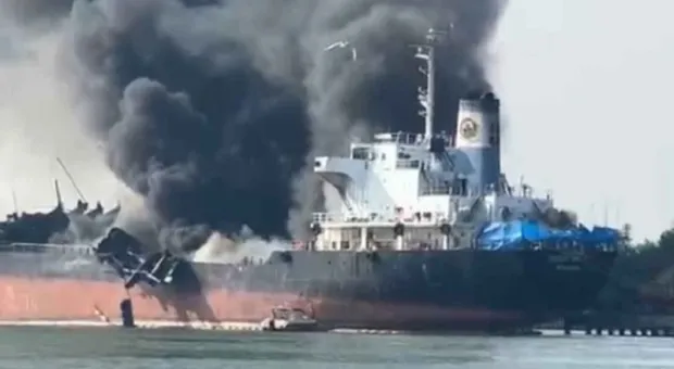 На верфи взорвался нефтяной танкер На верфи взорвался нефтяной танкер