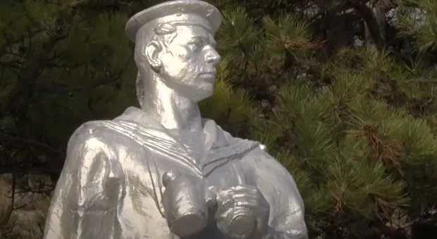 Севастопольские общественники отремонтировали памятник подводнику Нечаеву