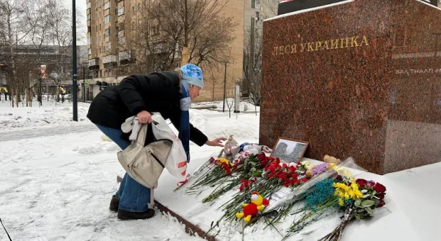 Людей, возложивших цветы к памятнику Лесе Украинке в память о жертвах взрыва в Днепре, задержали