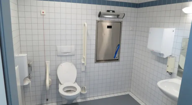 В Севастополе бьются над проблемой дверей в школьных туалетах