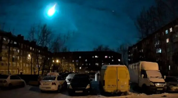 Жители Красноярска засняли в небе яркий огненный шар с длинным хвостом