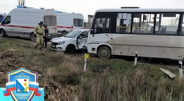 В Севастополе столкнулись легковой автомобиль и автобус 