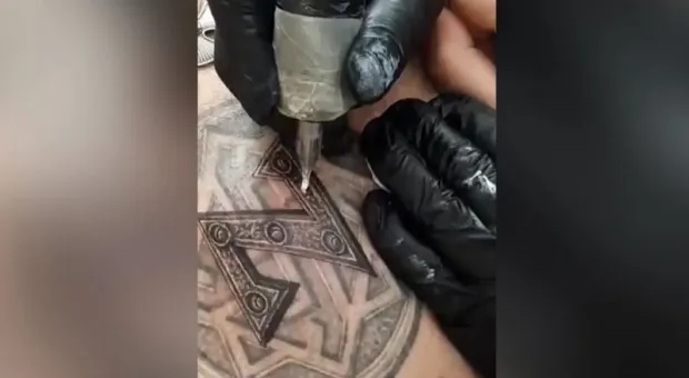 Участникам и сторонникам СВО делают бесплатные татуировки с Z-символикой