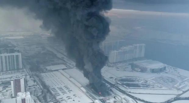 В Красноярске горит огромный склад завода холодильников