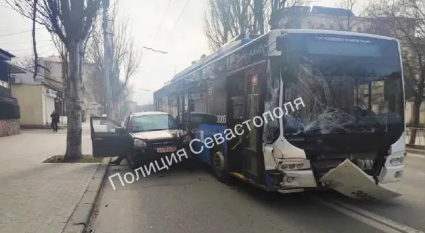 В Севастополе троллейбус протаранил невнимательный кроссовер