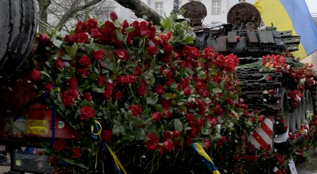 Жители Берлина принесли цветы к установленному у посольства России подбитому танку