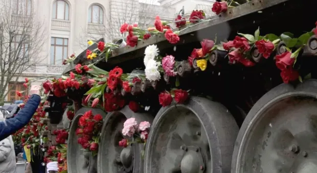 Танк, превращённый в памятник солдатам РФ, продолжит путешествие по Европе