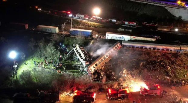 Десятки погибших: при столкновении поездов людей выбрасывало из вагонов