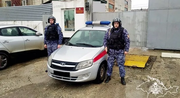 В столице Крыма росгвардейцы спасли мальчика из-под колёс автомобиля
