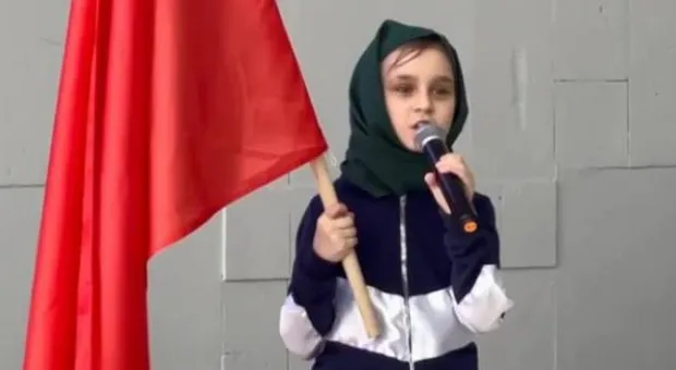 Девочка в костюме бабушки с флагом вызвала неоднозначную реакцию