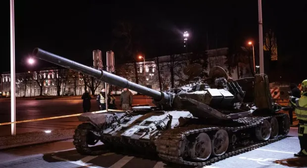 Цветы на русском танке вызвали разногласия у представителей власти Литвы