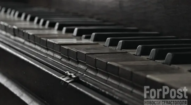 Подарок из-за рубежа: как крымской библиотеке передали антикварный немецкий рояль