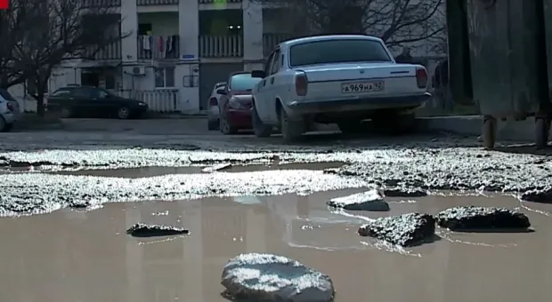 Севастопольцам отказали в ликвидации большой ямы у новой дороги