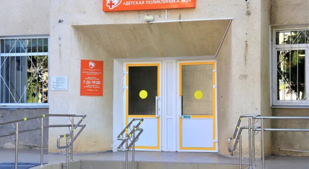 Детские поликлиники самого многочисленного района Севастополя работают за себя и «за того парня» 