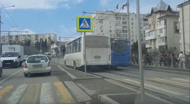 В Севастополе собралась пробка из-за автобуса с троллейбусом 