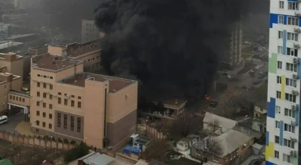 Взрыв, за ним пожар: в Ростове горит здание погранслужбы ФСБ