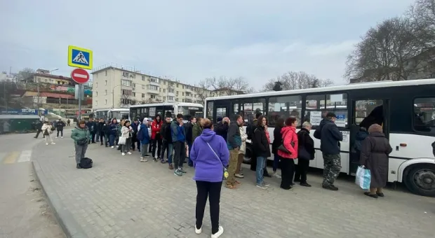Закрытие рейда в Севастополе привело к очередям на площади Захарова