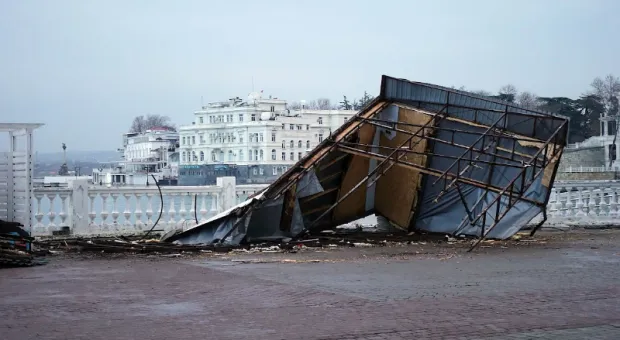 На пляже Хрустальном в Севастополе исчезла спасательная станция