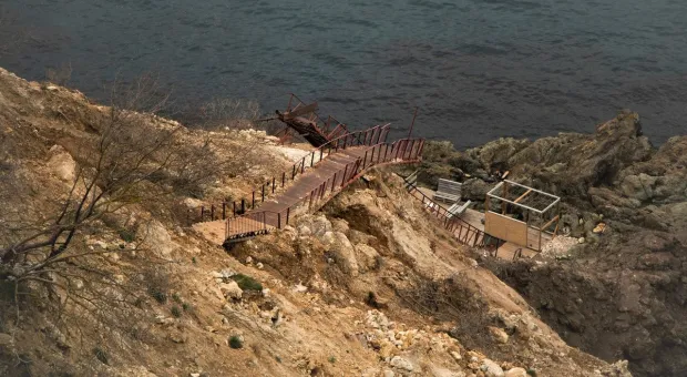 В Севастополе на Фиоленте оползень уничтожил лестницу к Царскому пляжу 