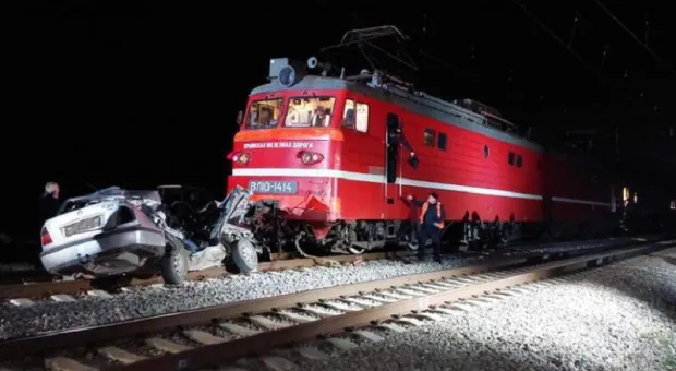 Пытался проскочить на «красный»: что известно о ночном ДТП с поездом и авто в Крыму