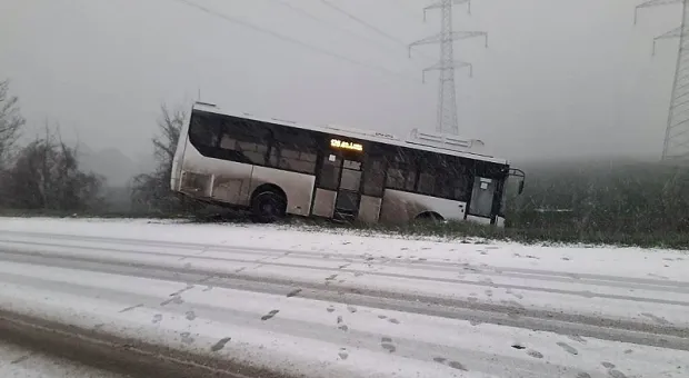 В Севастополе весенний снег отправил автобус в кювет 