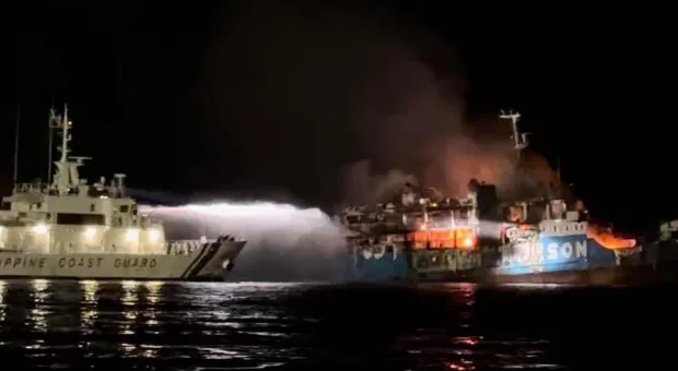При пожаре на переполненном судне погибли десятки человек
