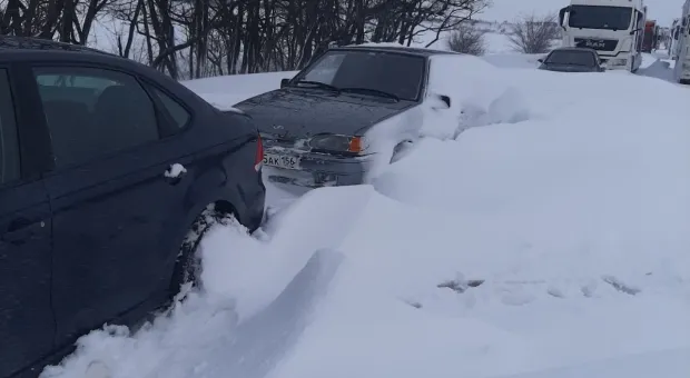 Тысячи машин застряли в снежных завалах на трассе на черноморские курорты