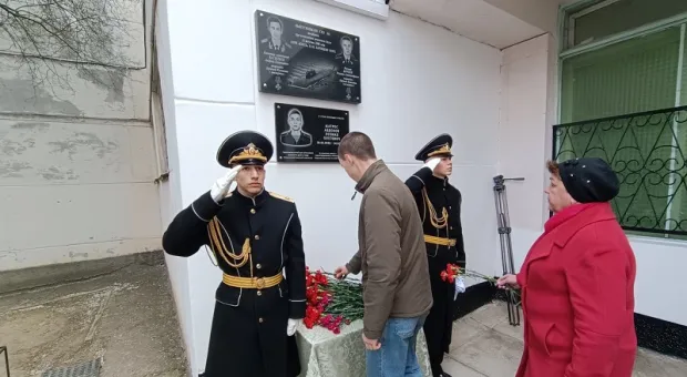 В Севастополе установили памятную доску матросу с БДК «Саратов»