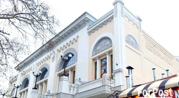 История меняет цвет: крымчан удивил фасад здания Центробанка после реставрации