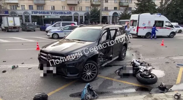 В Севастополе машина убила мотоциклиста об автобус