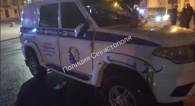 В Севастополе в результате ДТП полицейская машина перевернулась на бок